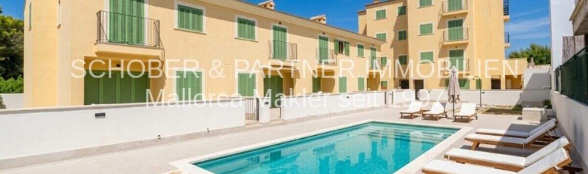 Complejo de nueva construcción en Cala Millor con piscina comunitaria, tumbonas y fachada mediterránea, a aprox. 200 m de la playa.