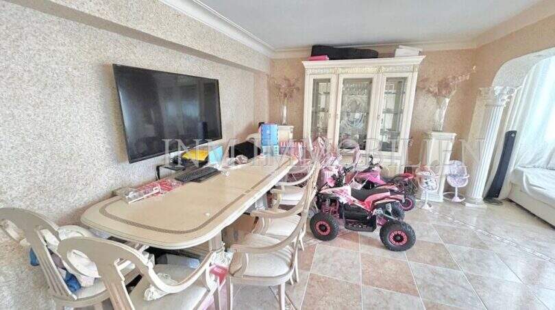 Wohnzimmer mit Esstisch, Vitrine, TV und Fliesenboden in Wohnung in El Arenal, Palma de Mallorca