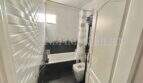 Badezimmer mit Badewanne, WC, schwarz-weißen Fliesen und Fenster in Wohnung in El Arenal, Palma de Mallorca
