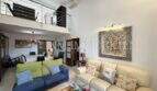 Helles Wohnzimmer mit Galerie, Ledersofa und blauem Couch im Ferienhaus Muro, Mallorca