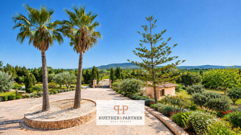 Finca Santa Maria: Gepflasterte Einfahrt mit Palmen, mediterranem Garten und Blick auf die Tramuntana-Berge.