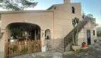 Außenansicht mediterrane Finca in Inca mit Bogendurchgang, Kaktus, Außentreppe und Dachterrasse.