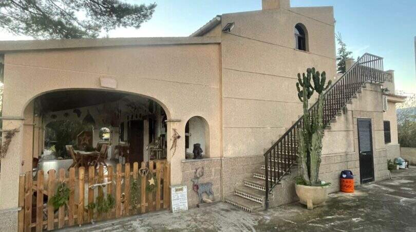 Außenansicht mediterrane Finca in Inca mit Bogendurchgang, Kaktus, Außentreppe und Dachterrasse.