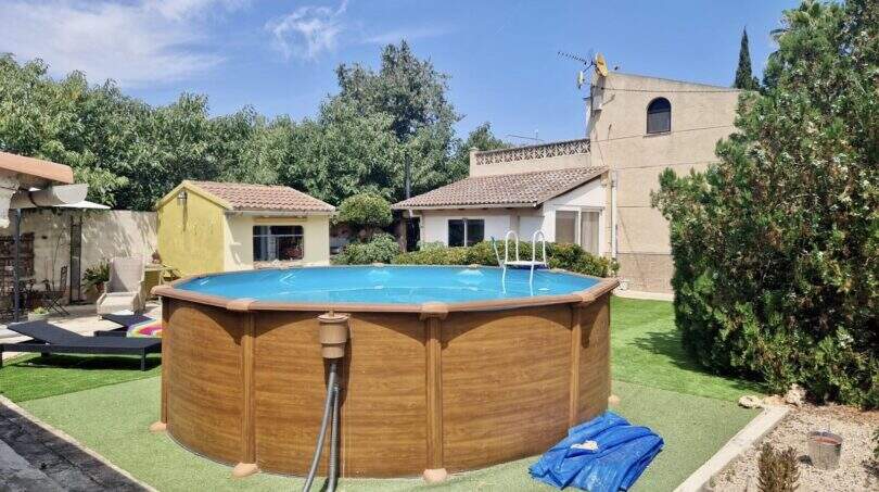 Garten der Finca Inca mit rundem Aufstellpool, Holzoptik, Liegestühlen und mediterranem Wohnhaus im Hintergrund
