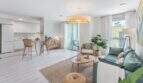 Área de estar luminosa con cocina abierta, balcón y estilo boho moderno en apartamento exclusivo, Palma de Mallorca
