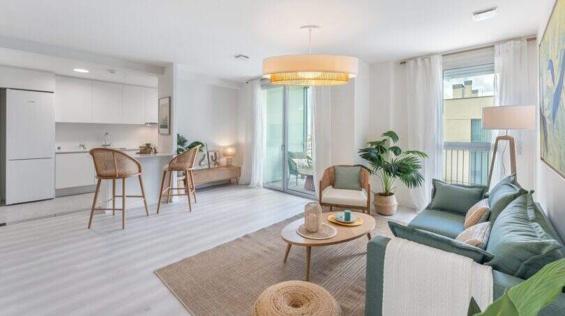 Área de estar luminosa con cocina abierta, balcón y estilo boho moderno en apartamento exclusivo, Palma de Mallorca