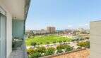 Balcón con vista al mar, áreas verdes y panorama urbano de un apartamento exclusivo en Palma de Mallorca