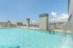 Infinity-Pool auf dem Dach mit Wasserfall, Stadtblick und Meerblick in Palma de Mallorca