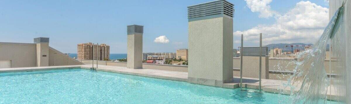 Piscina infinita en la azotea con cascada, vista de la ciudad y vista al mar en Palma de Mallorca