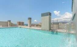 Infinity-Pool auf dem Dach mit Wasserfall, Stadtblick und Meerblick in Palma de Mallorca