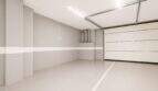 Helles, modernes Duplex-Duplex-Garage mit weißem Sektionaltor, Epoxidharz-Boden und LED-Beleuchtung in Palma