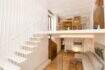Offenes Duplex-Wohnzimmer mit weißer Designtreppe, Galerie, Kamin und hellem Holzboden in Palma