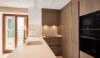Moderne Designerküche mit Miele-Geräten, Holzfronten und Kochinsel im exklusiven Duplex, Palma de Mallorca