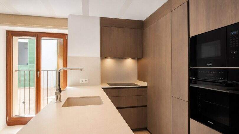 Moderne Designerküche mit Miele-Geräten, Holzfronten und Kochinsel im exklusiven Duplex, Palma de Mallorca