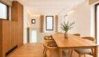 Helles Esszimmer mit Holztisch, Designer-Stühlen und elegantem Raumteiler im Duplex in Palmas Altstadt.