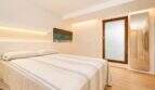 Helles Schlafzimmer im Designer-Duplex Palma, Doppelbett, LED-Beleuchtung, Holzboden, Glastür