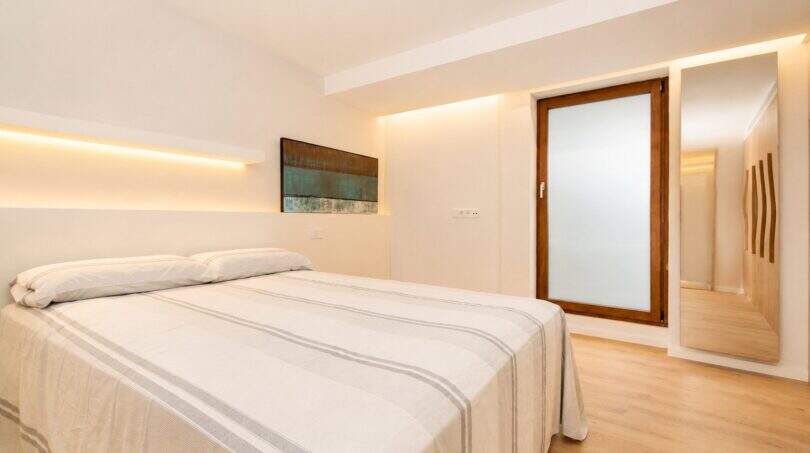 Helles Schlafzimmer im Designer-Duplex Palma, Doppelbett, LED-Beleuchtung, Holzboden, Glastür