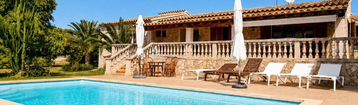 Finca Palma de Mallorca: Außenpool mit Sonnenliegen, Steinterrasse und mediterranem Landhaus mit ETV-Lizenz