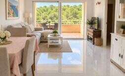 Helles Wohnzimmer mit Marmorboden, Balkon und Blick auf Pinienwälder im Penthouse Mallorca