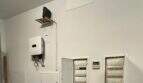 Technikraum mit Solar-Wechselrichter, Sicherungskästen und Smart-Home-Steuerung im Stadthaus Artà