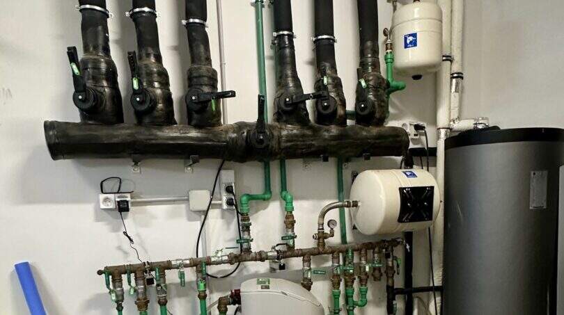 Sala de calderas técnicamente bien pensada con sistema moderno de almacenamiento y distribución de calor