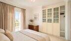 Helles Schlafzimmer der Doppelhaushälfte in Llucmajor mit Einbauschrank, Kommode und Balkonzugang.