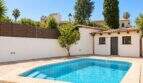 Außenbereich des Wohnhauses in Establiments mit rechteckigem Pool, weißem Studio-Gebäude und mediterranem Baumbestand