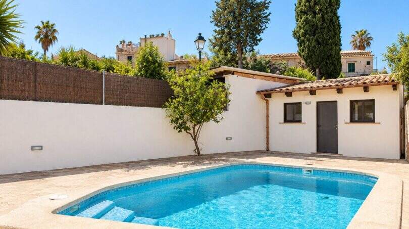 Außenbereich des Wohnhauses in Establiments mit rechteckigem Pool, weißem Studio-Gebäude und mediterranem Baumbestand