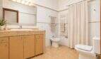 Helles Badezimmer mit Bidet, Dusche, Holzunterschrank und Marmorwaschtisch im Wohnhaus in Establiments