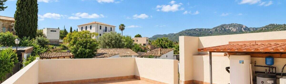 Dachterrasse mit Fliesenbelag und Bergblick auf die Tramuntana, Palma de Mallorca