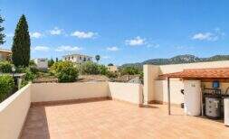 Dachterrasse mit Fliesenbelag und Bergblick auf die Tramuntana, Palma de Mallorca