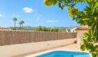 Privater Poolbereich mit sonniger Terrasse und Blick auf die umliegende Natur