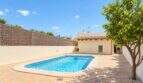 Sonniger Pool im Innenhof des historischen Wohnhauses in Establiments mit mediterranem Gartenhaus und Zitrusbaum