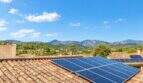 Solaranlage auf dem Dach mit beeindruckendem Bergblick und malerischer Landschaft