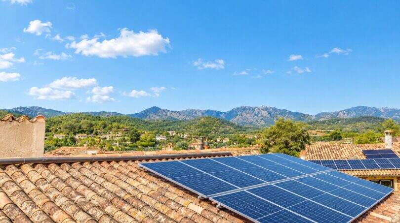 Solaranlage auf dem Dach mit beeindruckendem Bergblick und malerischer Landschaft