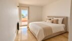 Luminoso dormitorio con cama doble, suelos de mármol y acceso a la terraza en La Bonanova, Palma