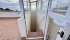 Puerta de acceso a terraza acristalada con escalera a terraza de 140 m², vistas al mar de fondo, La Bonanova Palma