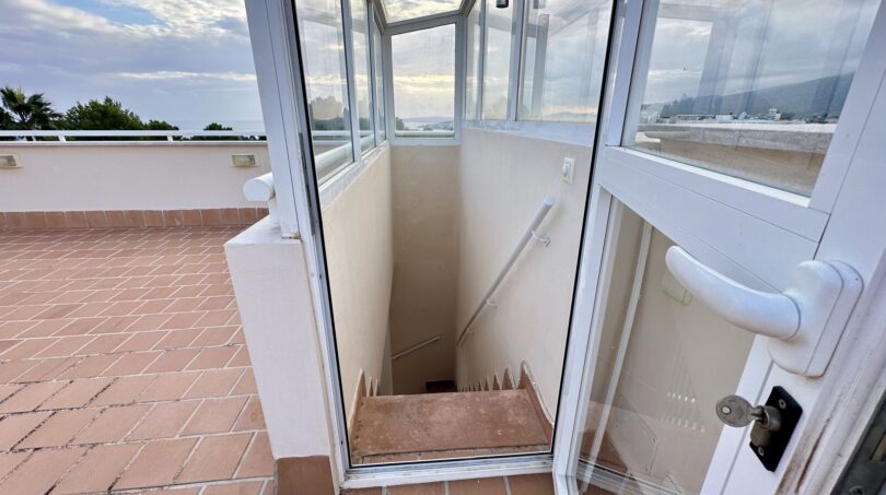 Puerta de acceso a terraza acristalada con escalera a terraza de 140 m², vistas al mar de fondo, La Bonanova Palma