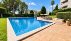 Exklusive Poolanlage mit großzügigen Freiflächen und Liegebereich