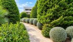 Gepflegter Gartenbereich mit strukturiertem Wegekonzept und vielfältiger Bepflanzung