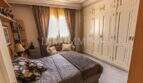 Elegantes Schlafzimmer der Villa in Marratxí mit eingebautem Kleiderschrank, Doppelbett und stilvollen Vorhängen.