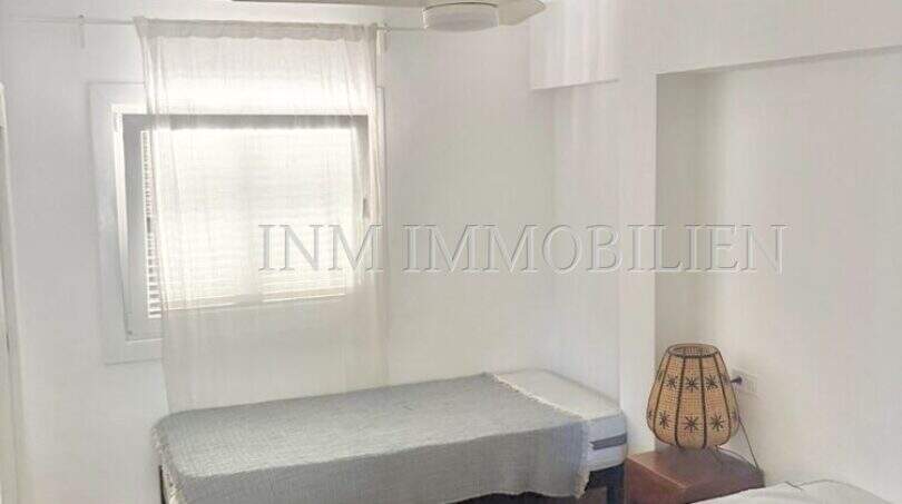 Helles Schlafzimmer mit zwei Einzelbetten, Deckenventilator und Holzboden in renovierter Wohnung, Playa de Palma