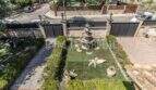 Gepflegter Eingangsbereich der Villa in Marratxí mit Springbrunnen, Skulpturen und elegantem Einfahrtstor.