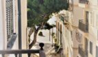 Balkon der Mietwohnung in Cala Ratjada mit Blick auf Gasse, Pinien und Berge