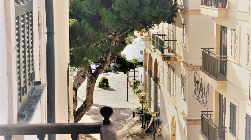 Balkon der Mietwohnung in Cala Ratjada mit Blick auf Gasse, Pinien und Berge