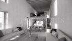 Sala de estar luminosa con galería, techo de vigas de madera y zona de comedor abierta – finca rústica en Sóller
