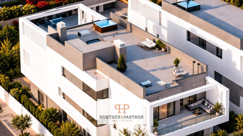 Luftaufnahme: Modernes Penthouse in Colonia de Sant Jordi mit weitläufiger Dachterrasse, Whirlpool und Lounge-Bereich