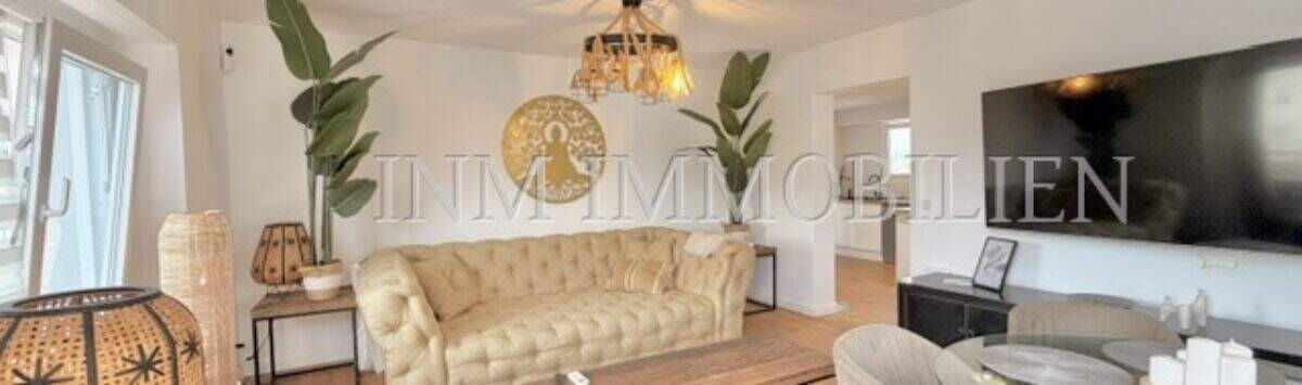 Helles Wohnzimmer mit Chesterfield-Sofa, Holzboden und modernem TV in renovierter Wohnung an der Playa de Palma