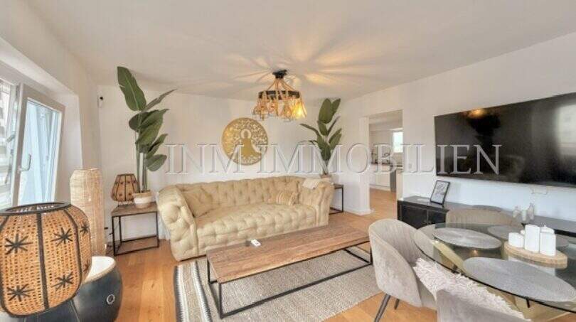 Helles Wohnzimmer mit Chesterfield-Sofa, Holzboden und modernem TV in renovierter Wohnung an der Playa de Palma