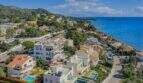 Vista aérea villa mediterránea con piscina, vista al mar y complejo residencial en Alcanada cerca de Alcúdia, Mallorca